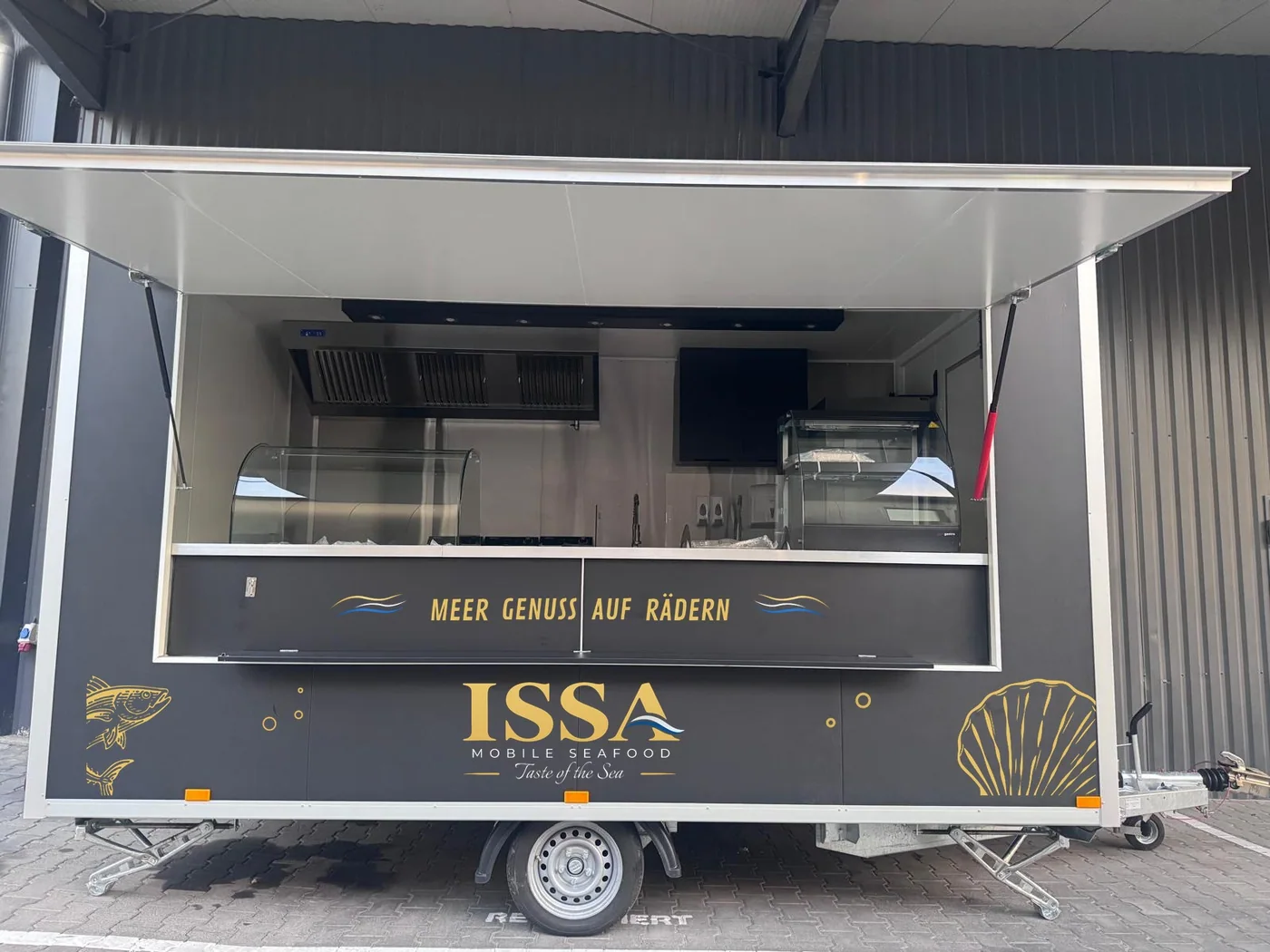 Der ISSA-Imbisswagen mit geöffneter Klappe